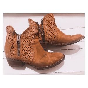 Short cowgirl booties